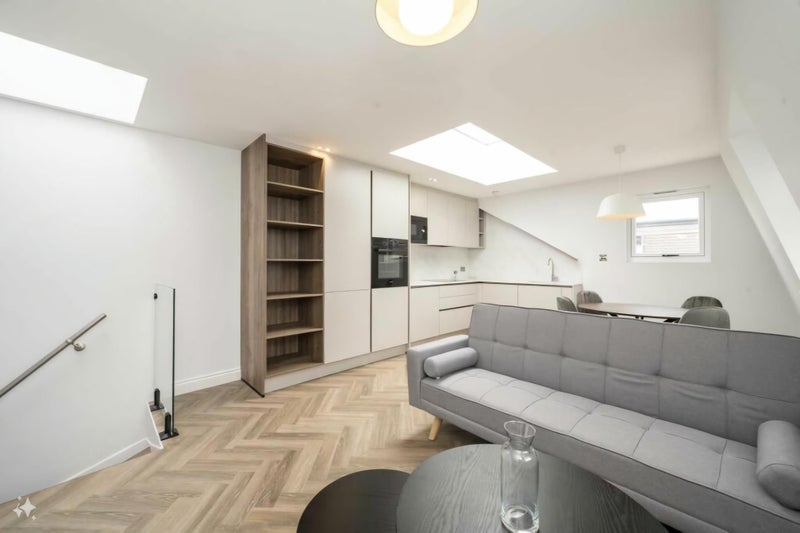 Room Wood Lane in Greater London