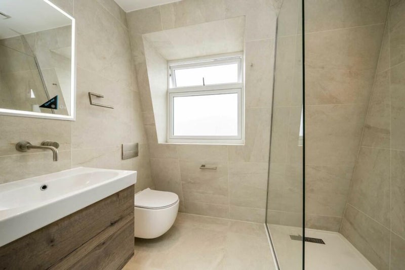 Room Wood Lane in Greater London