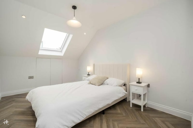 Room Wood Lane in Greater London