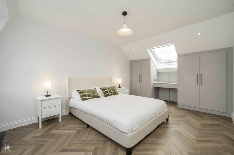 Room Wood Lane in Greater London