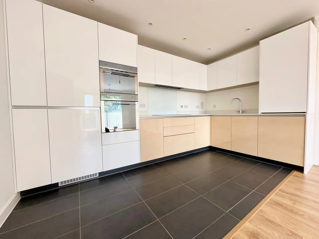 Flat St. Clements Avenue in Greater London