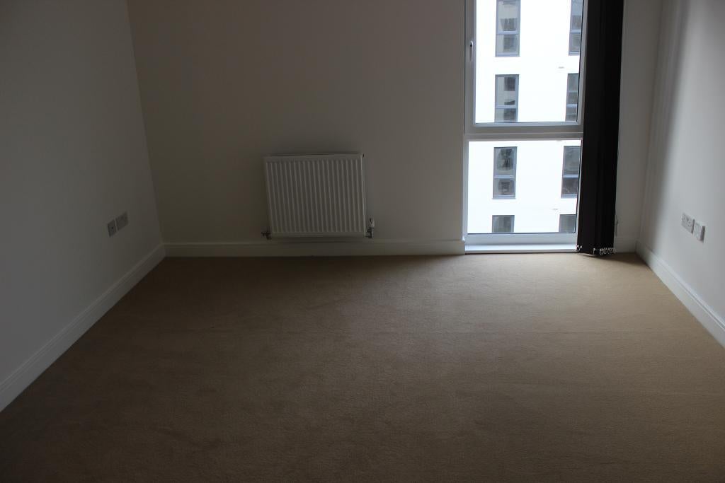 Flat Honour Gardens in Greater London