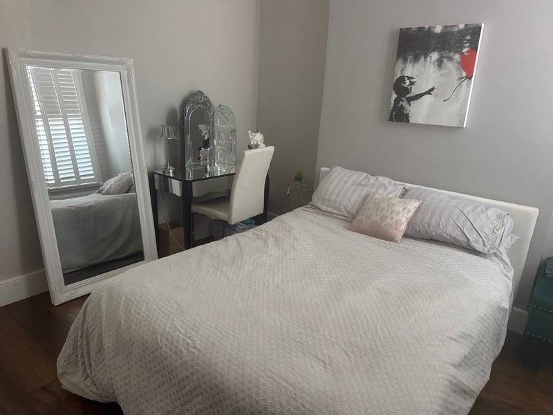 Room Hazelbourne Road in Greater London