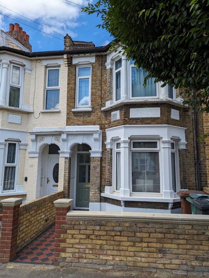 Flat Claude Road in Greater London