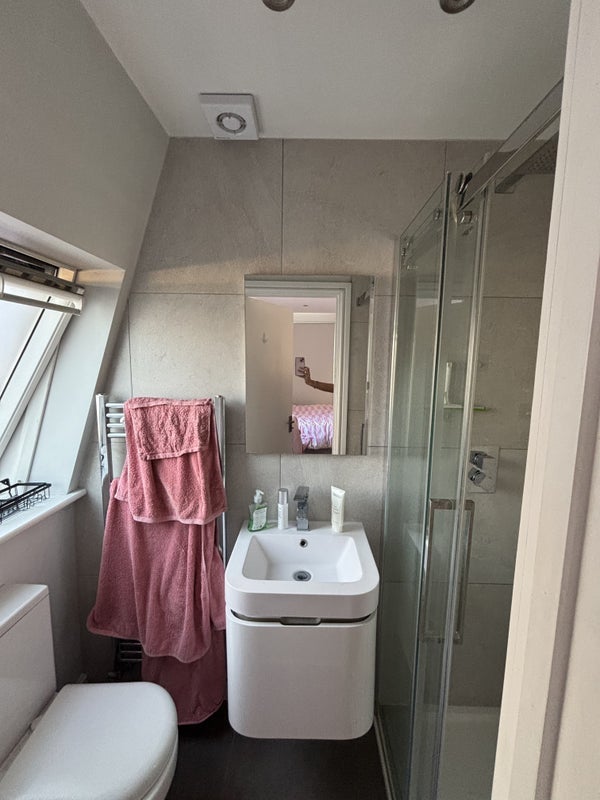 Room Woodlawn Road in Greater London