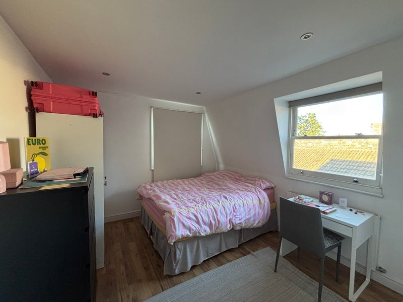 Room Woodlawn Road in Greater London