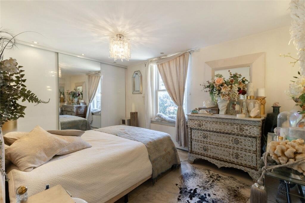 Flat Eardley Crescent in Greater London
