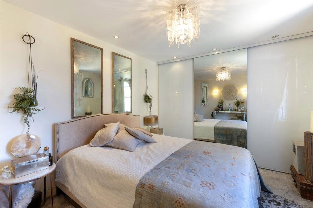 Flat Eardley Crescent in Greater London
