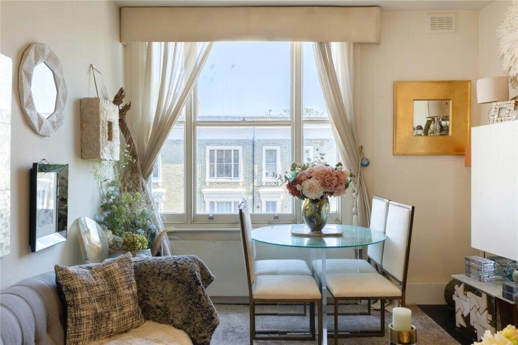 Flat Eardley Crescent in Greater London