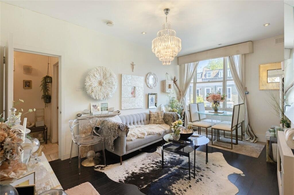 Flat Eardley Crescent in Greater London
