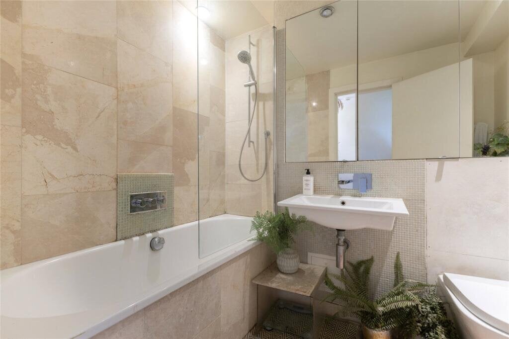 Flat Eardley Crescent in Greater London