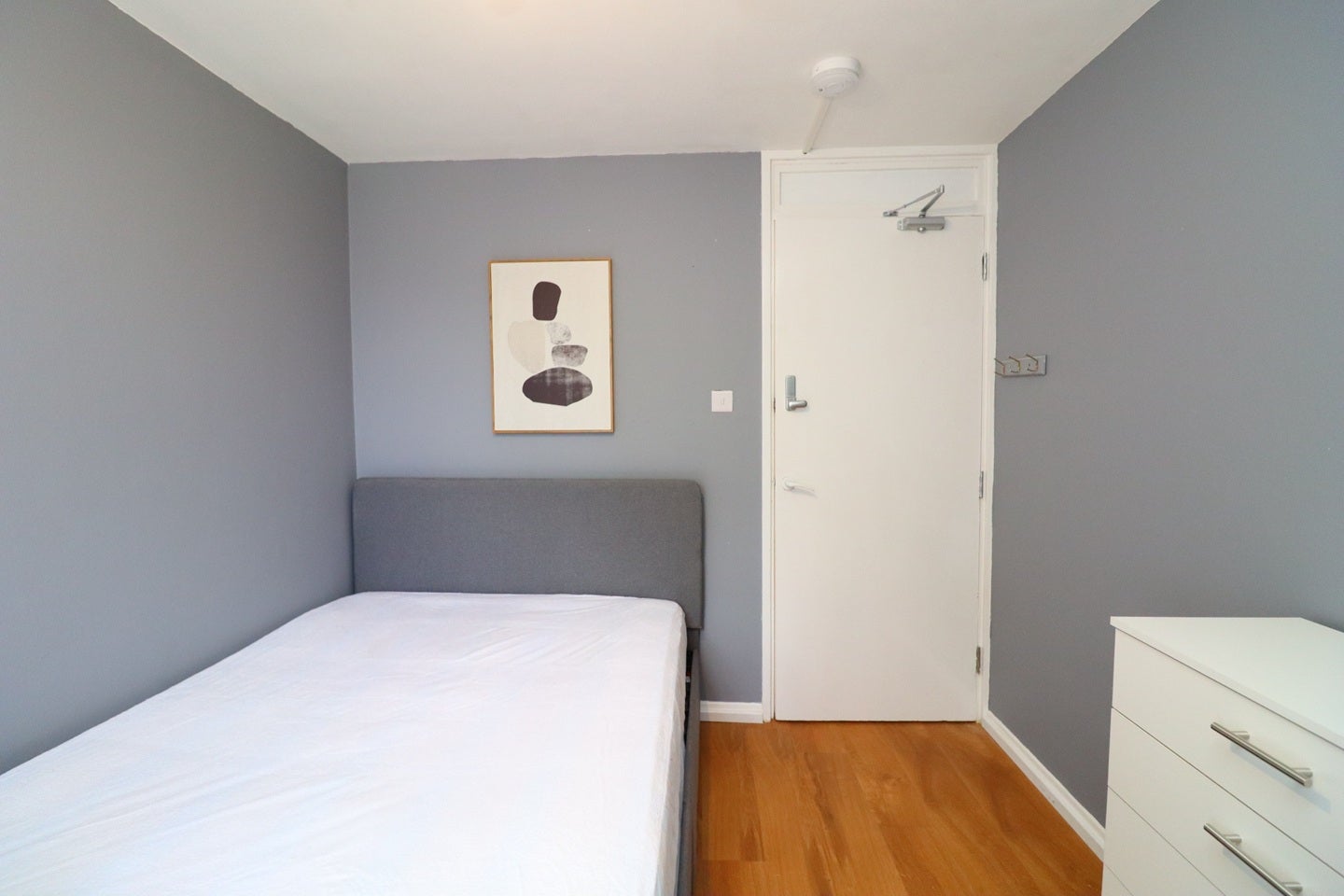 Room Shrewsbury Road in City of Westminster