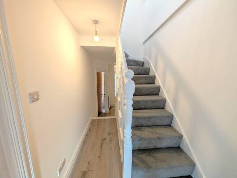 Flat Ivy Road in Greater London