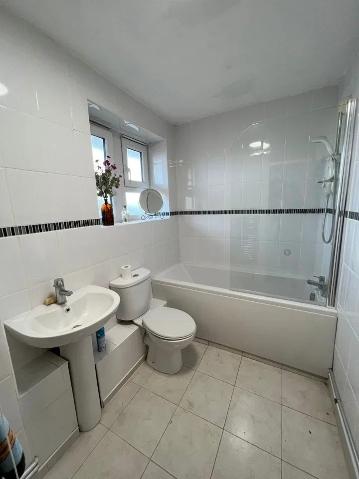 Room Fir Tree Close in Greater London