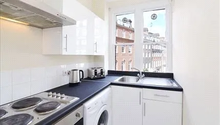 Flat Hill Street in City of Westminster