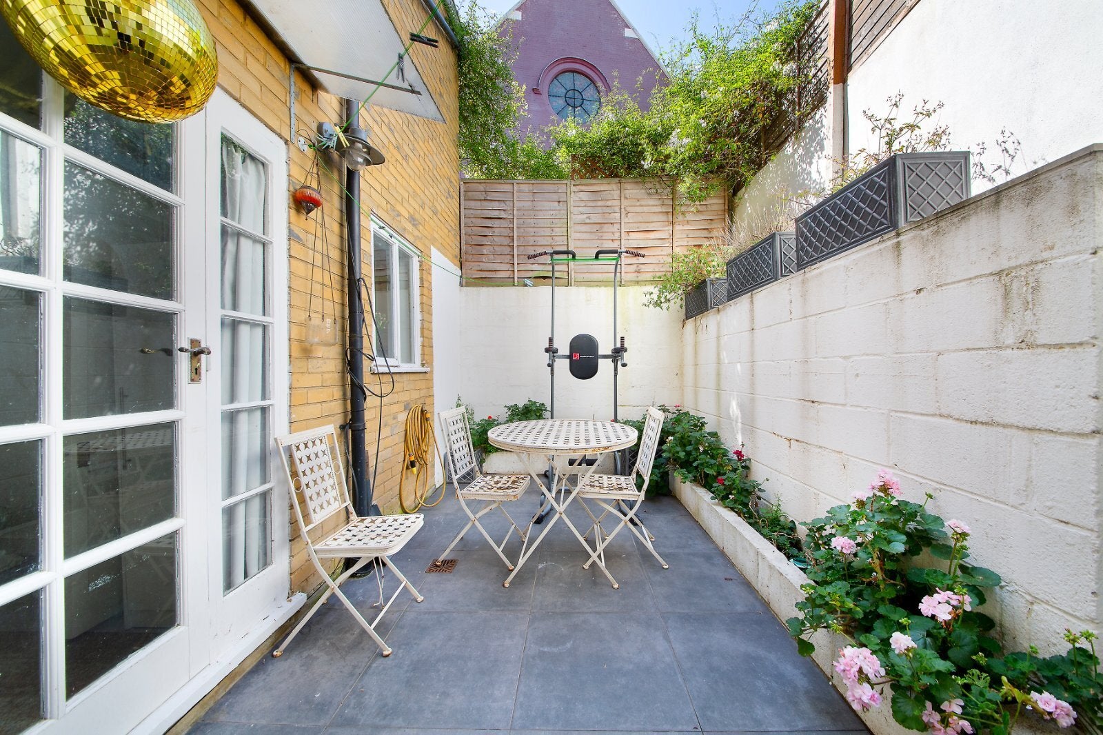 Flat Ferndale Road in Greater London