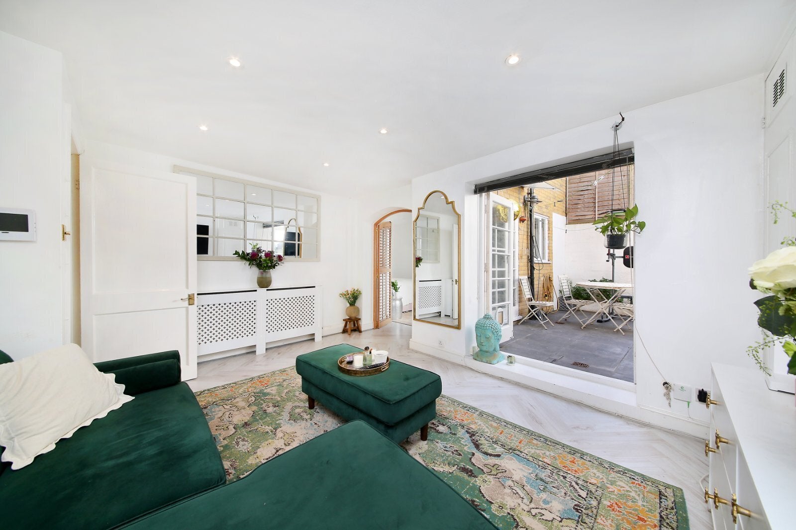 Flat Ferndale Road in Greater London