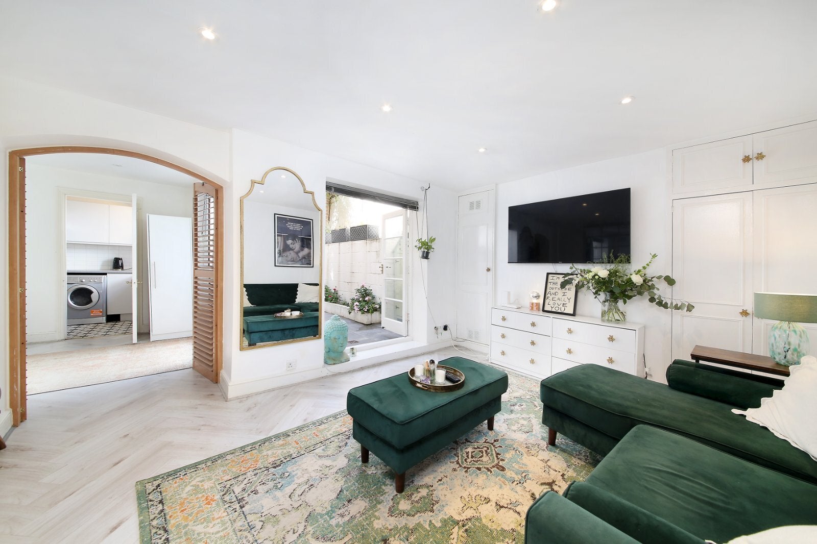 Flat Ferndale Road in Greater London