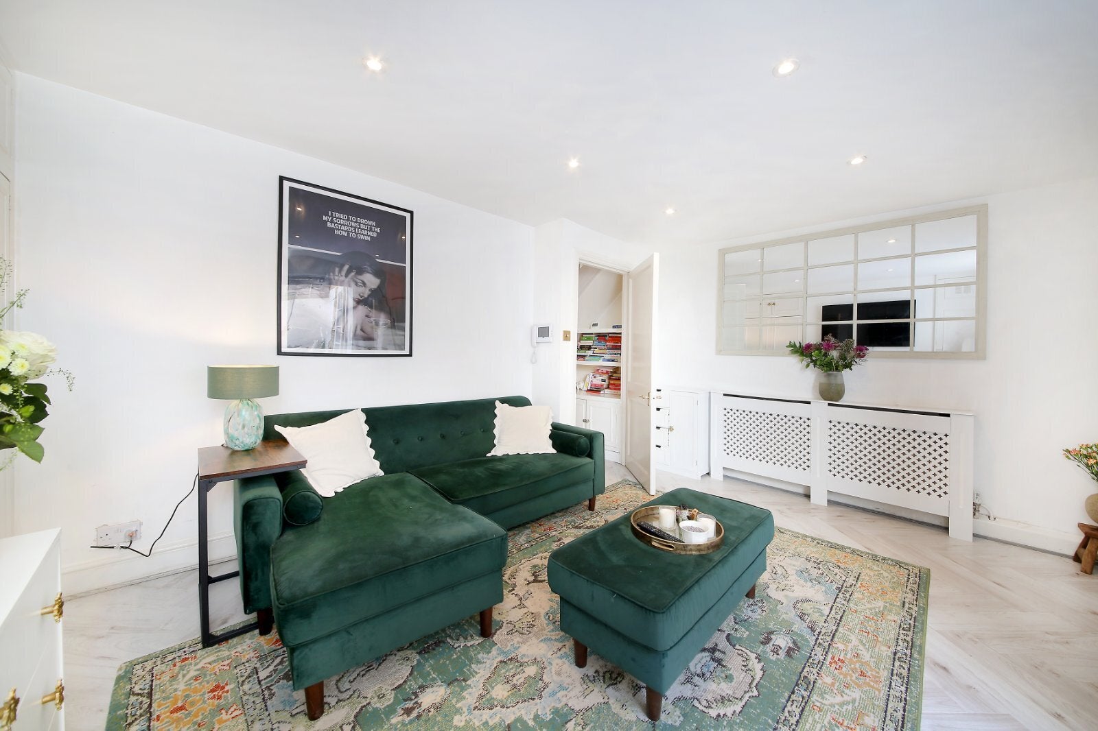 Flat Ferndale Road in Greater London