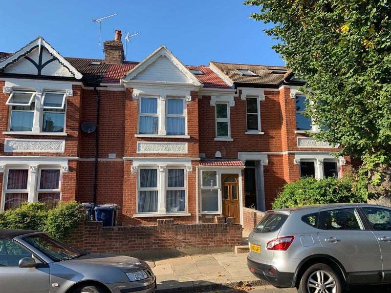 Room Chandos Avenue in Greater London