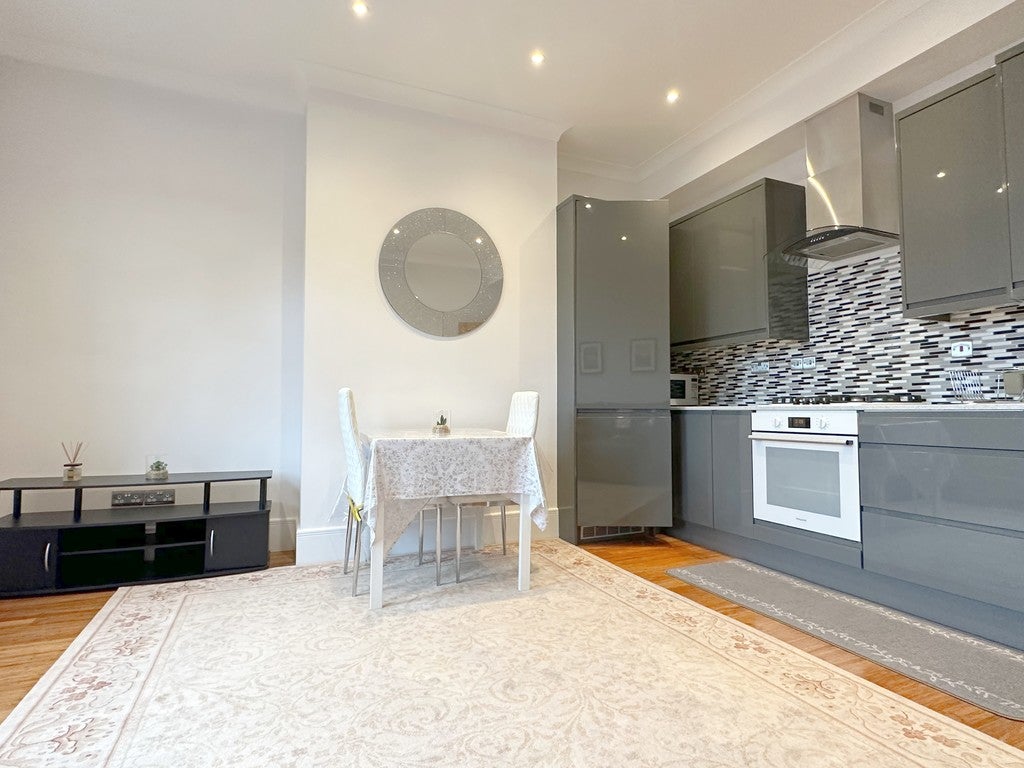 Flat Gedling Grove in Nottingham