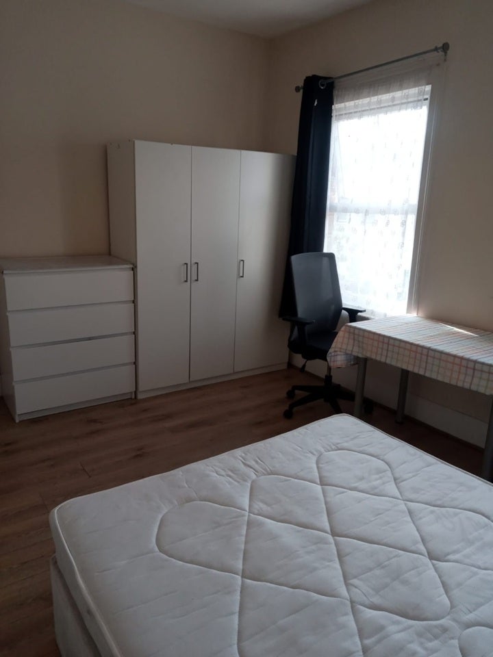 Flat Albert Square in Greater London