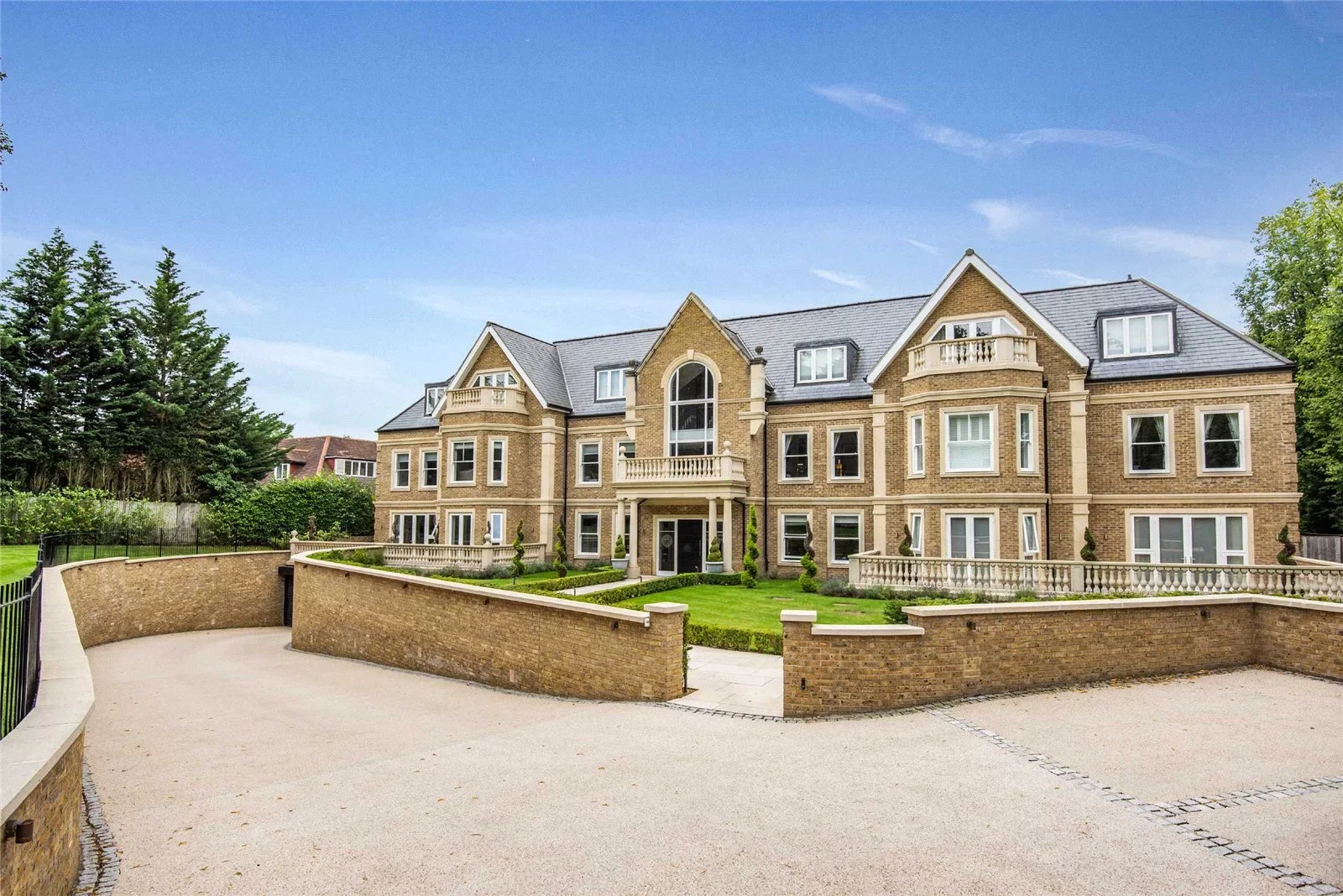 Flat Cockfosters Road in Greater London