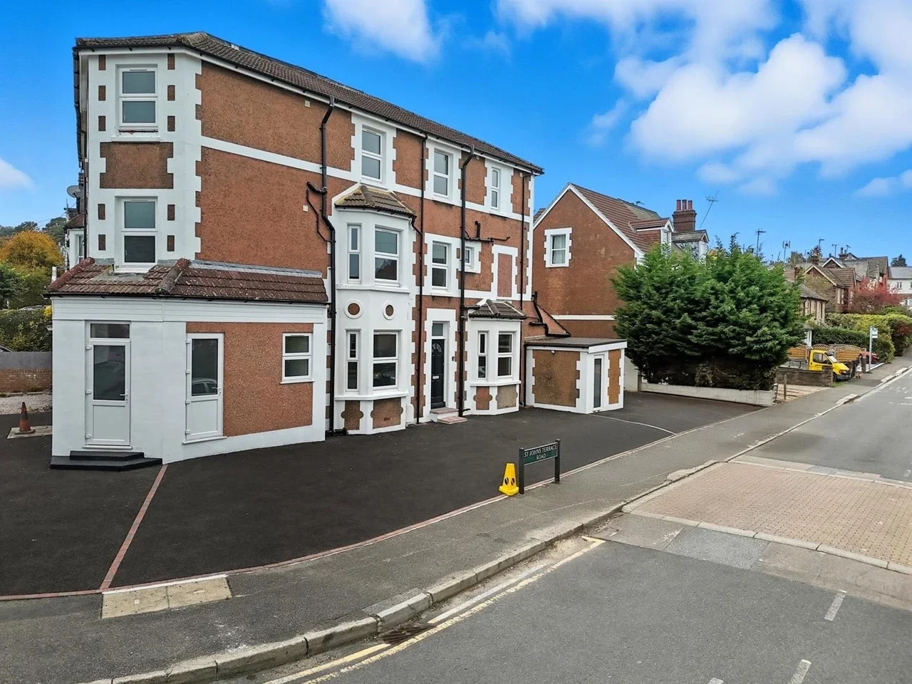 Room Earlswood Road in Reigate and Banstead