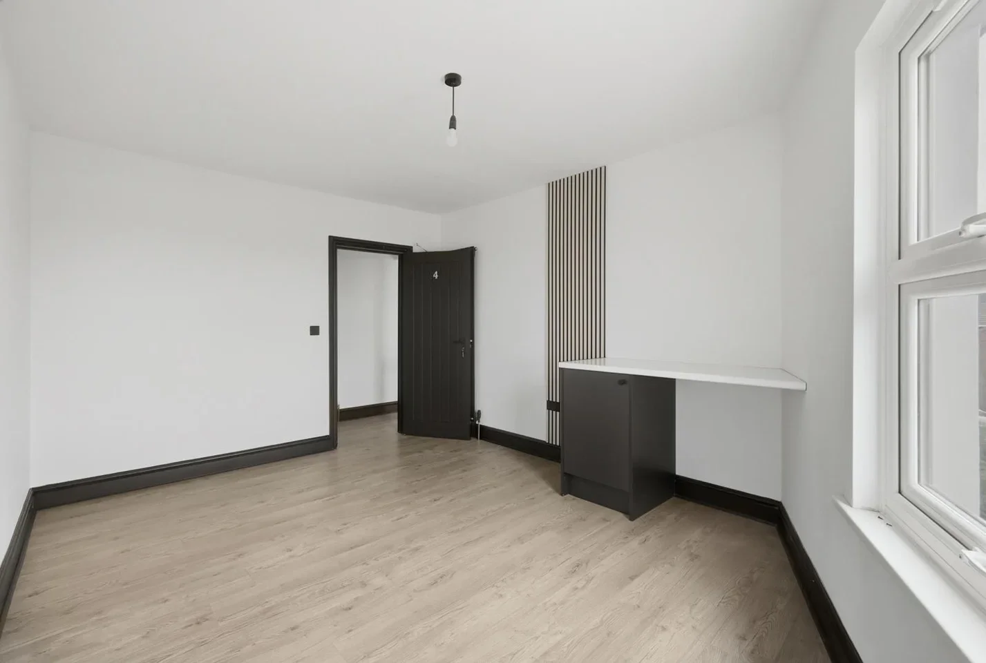 Room Earlswood Road in Reigate and Banstead