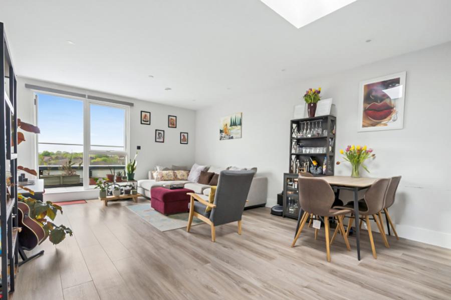 Flat Sunningdale Avenue in Greater London