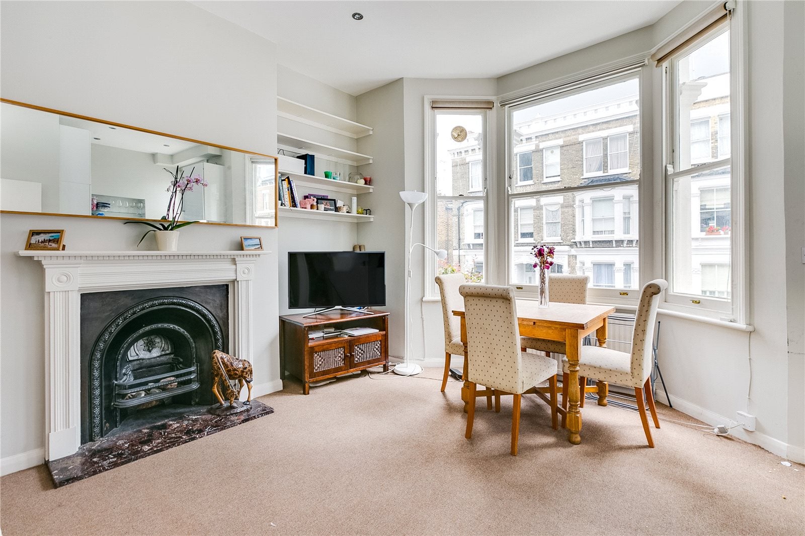 Flat Gratton Road in Greater London