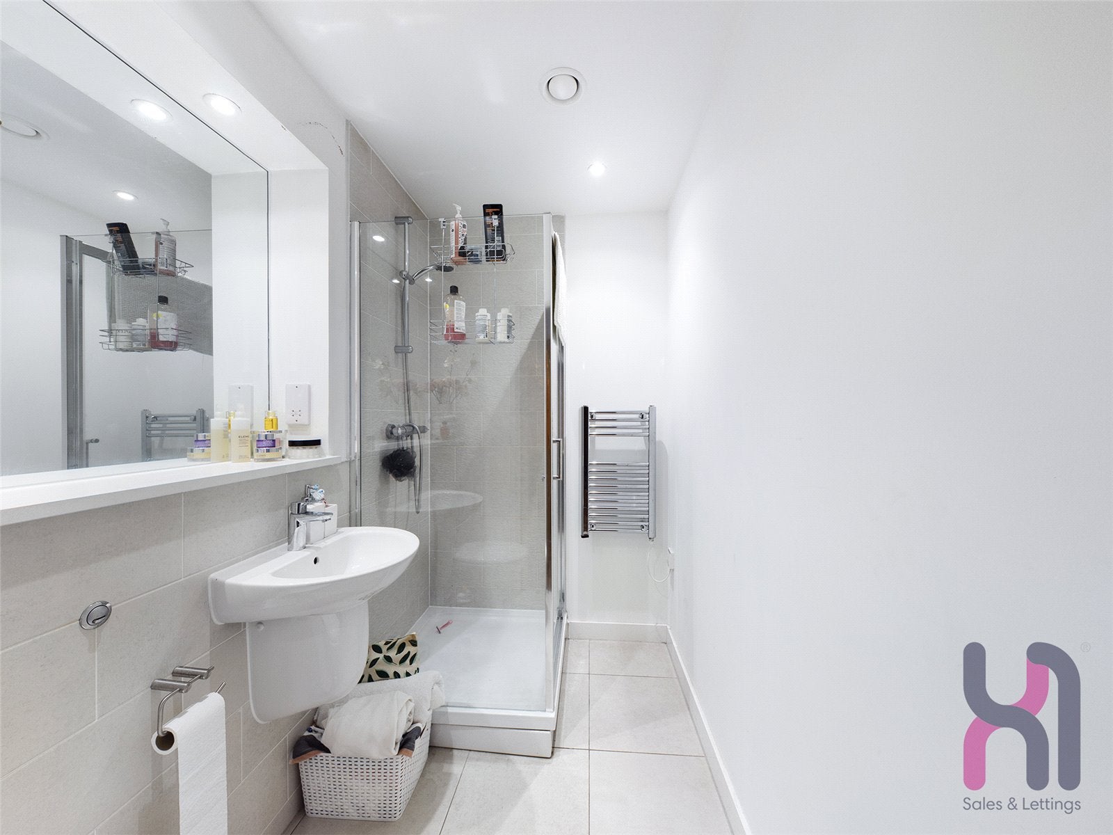 Flat Elmira Way in Salford