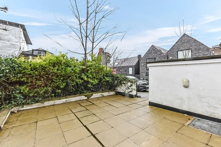 Flat Gondar Gardens in Greater London