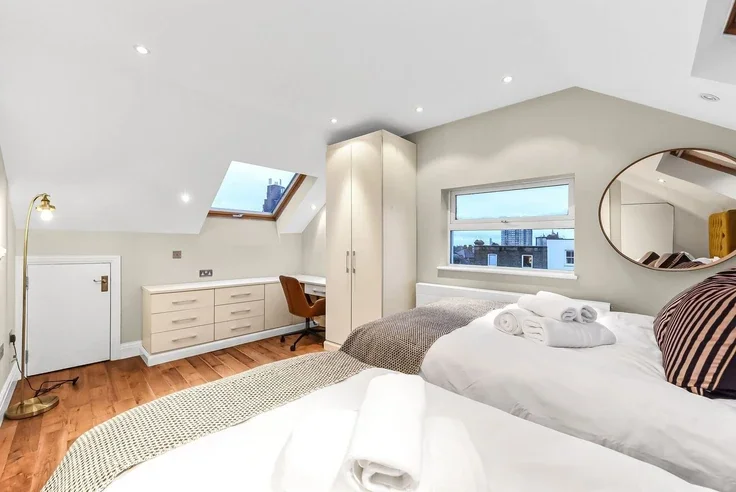 Flat Gondar Gardens in Greater London