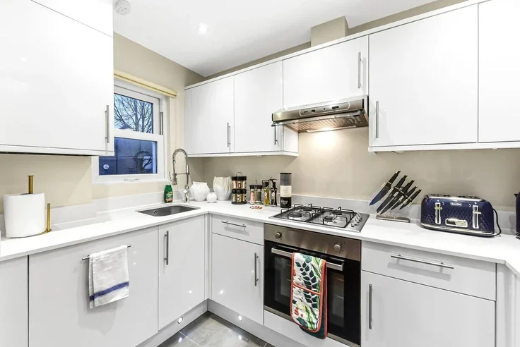 Flat Gondar Gardens in Greater London