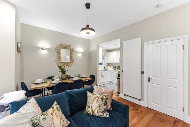 Flat Gondar Gardens in Greater London