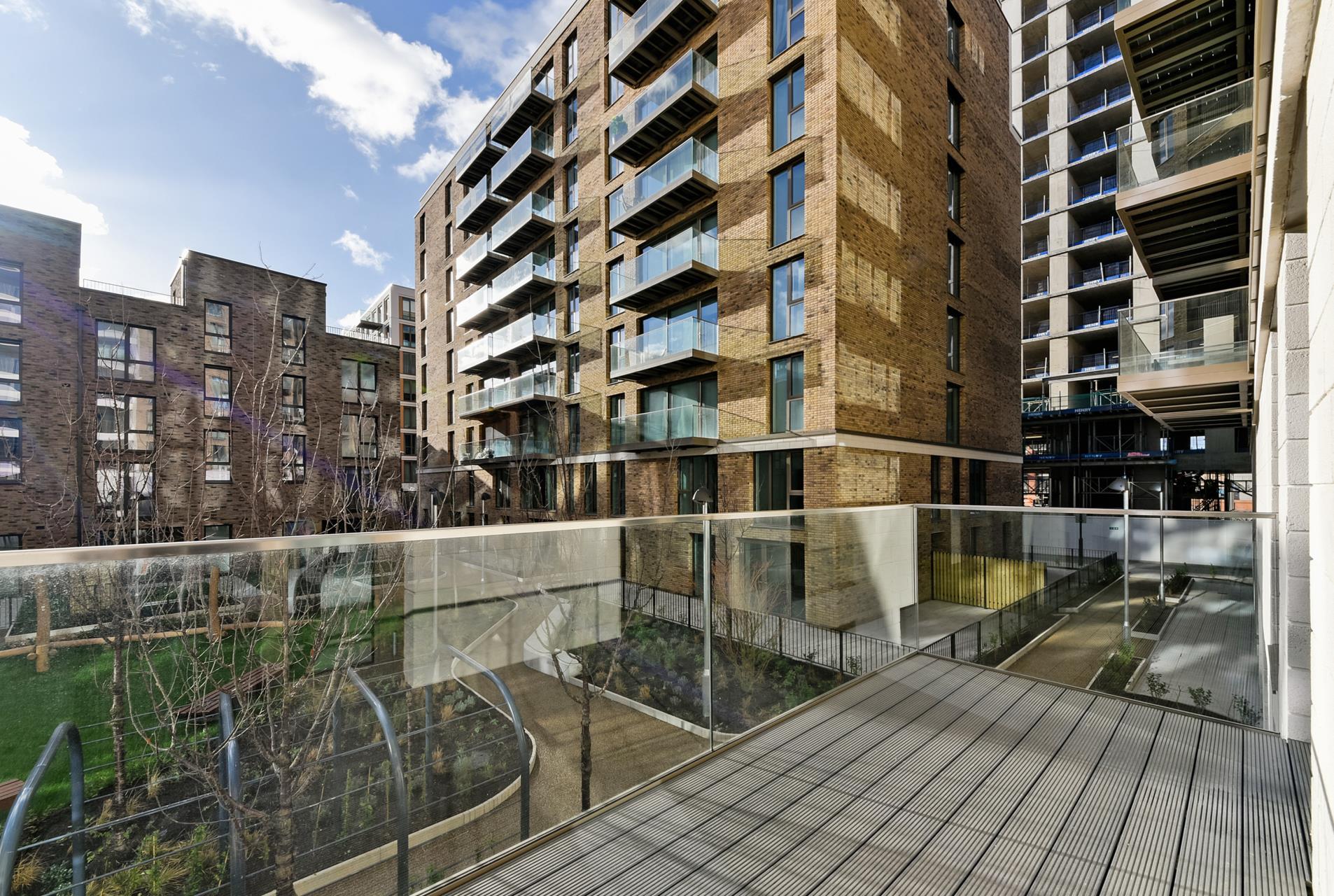 Flat Schooner Road in Greater London