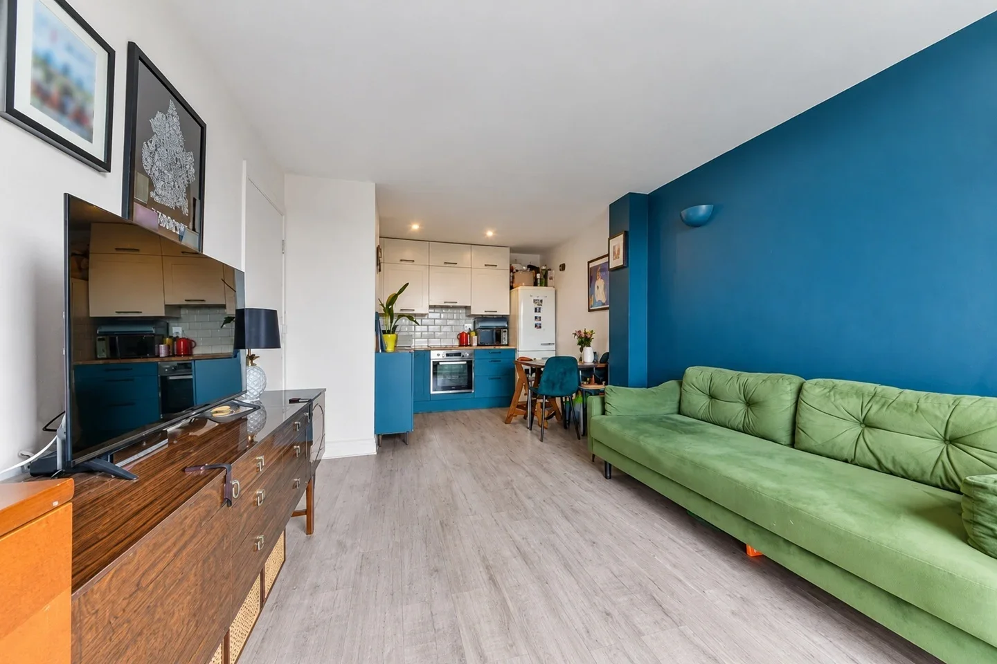 Flat Fairfield Road in Greater London