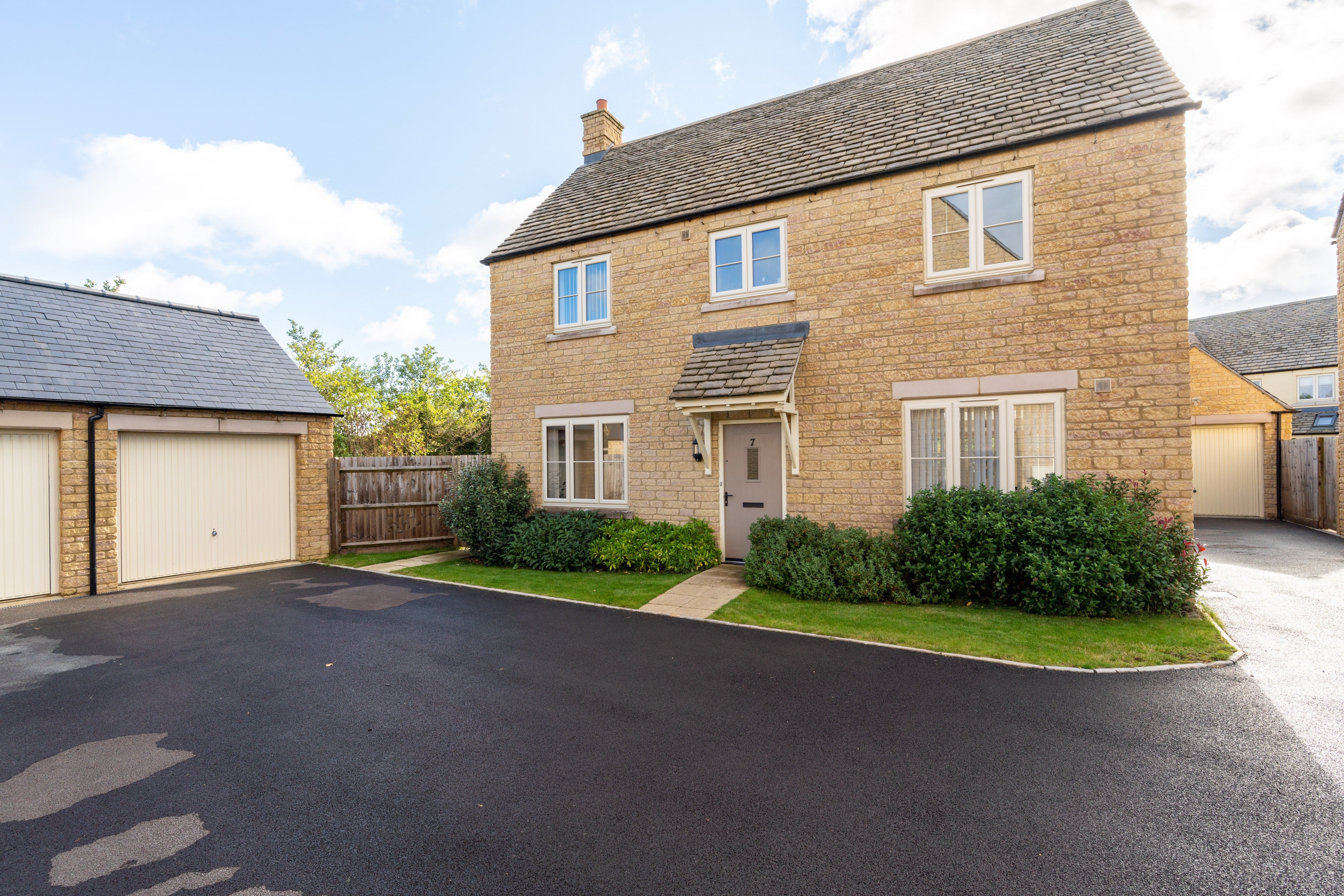 House Heron Close in Cotswold District