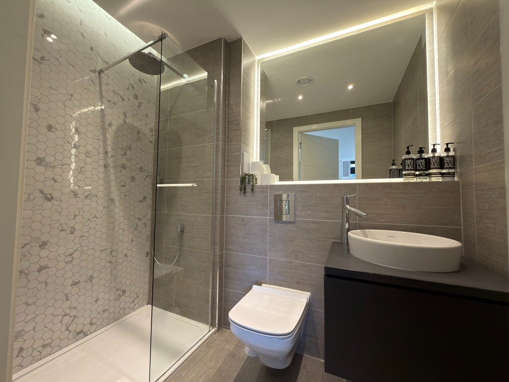 Flat Harlequin Avenue in Greater London