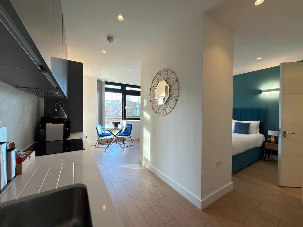 Flat Harlequin Avenue in Greater London