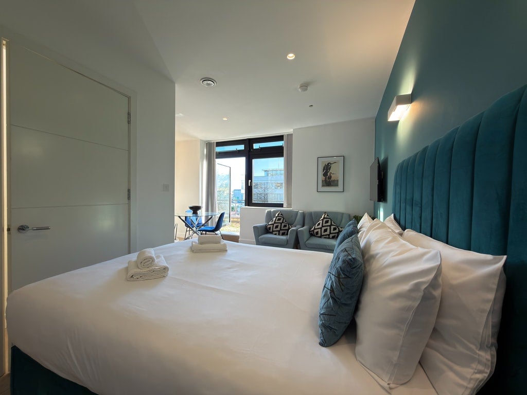 Flat Harlequin Avenue in Greater London