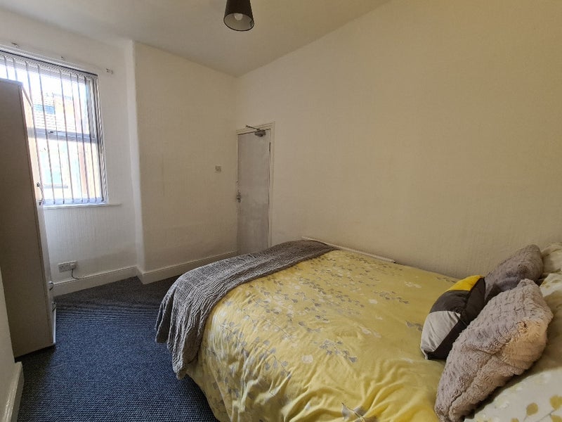 Room Empress Road in Liverpool