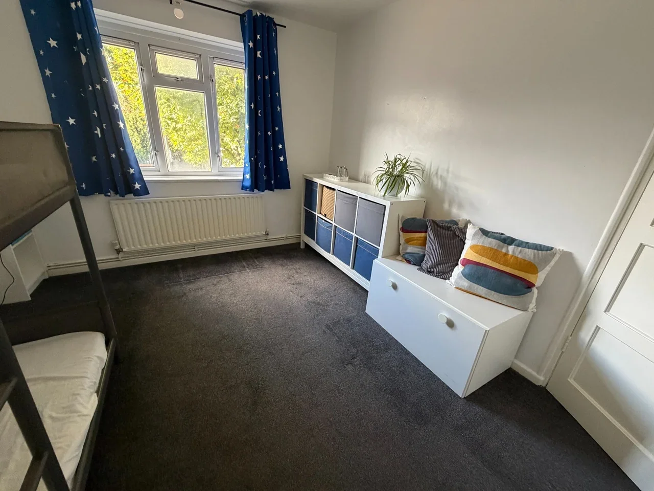 Flat Newhouse Avenue in Greater London