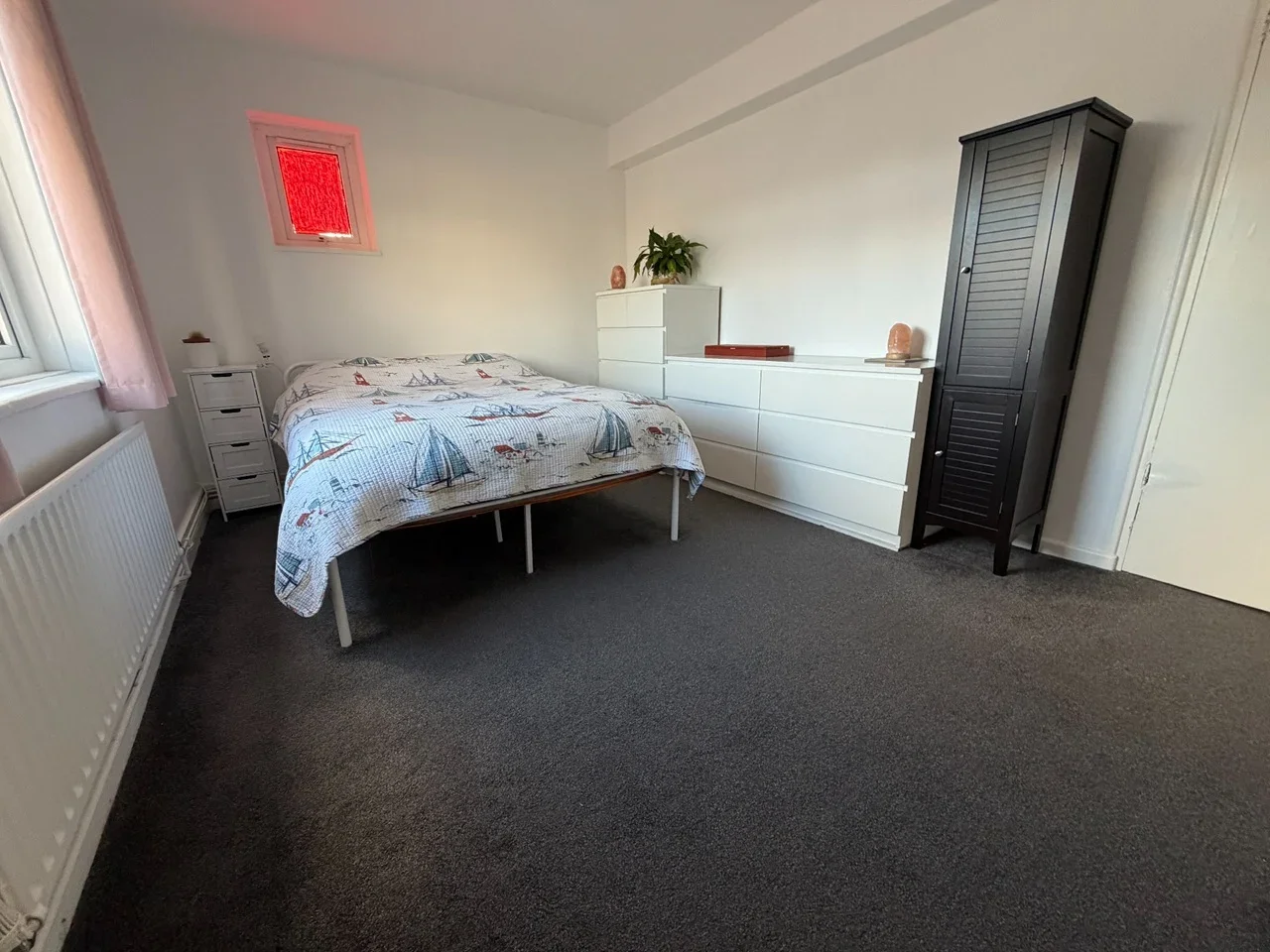 Flat Newhouse Avenue in Greater London
