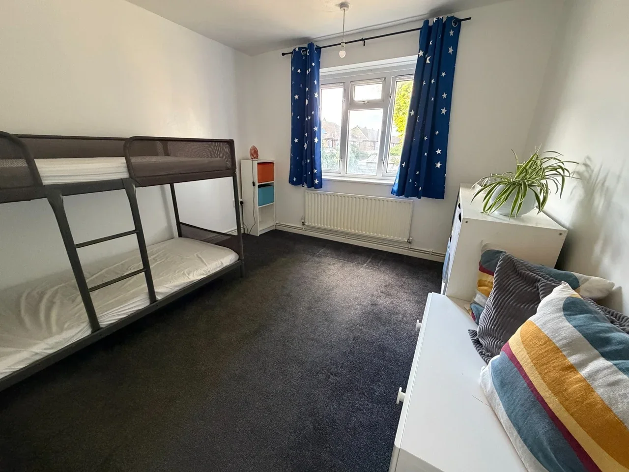 Flat Newhouse Avenue in Greater London