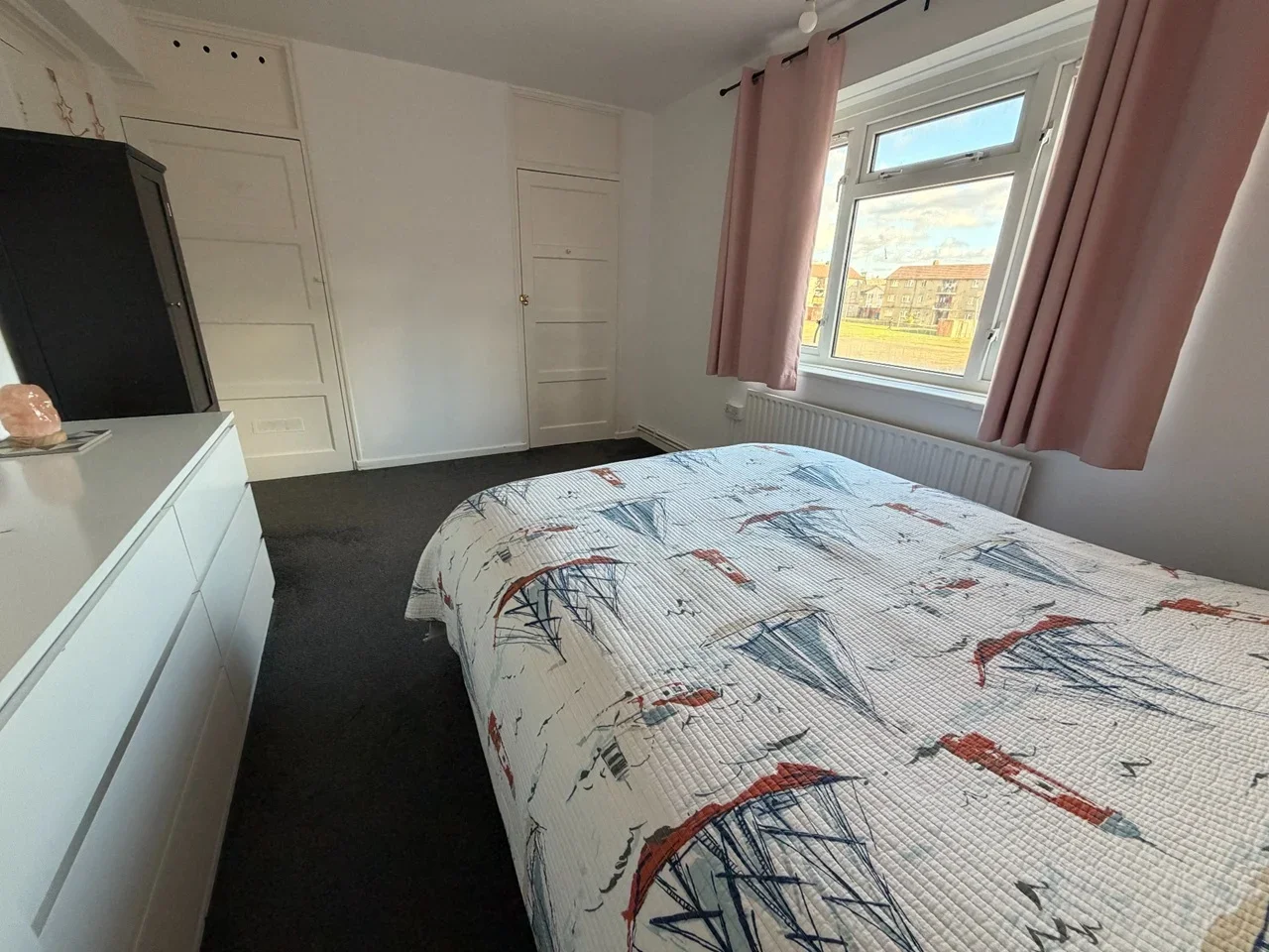 Flat Newhouse Avenue in Greater London