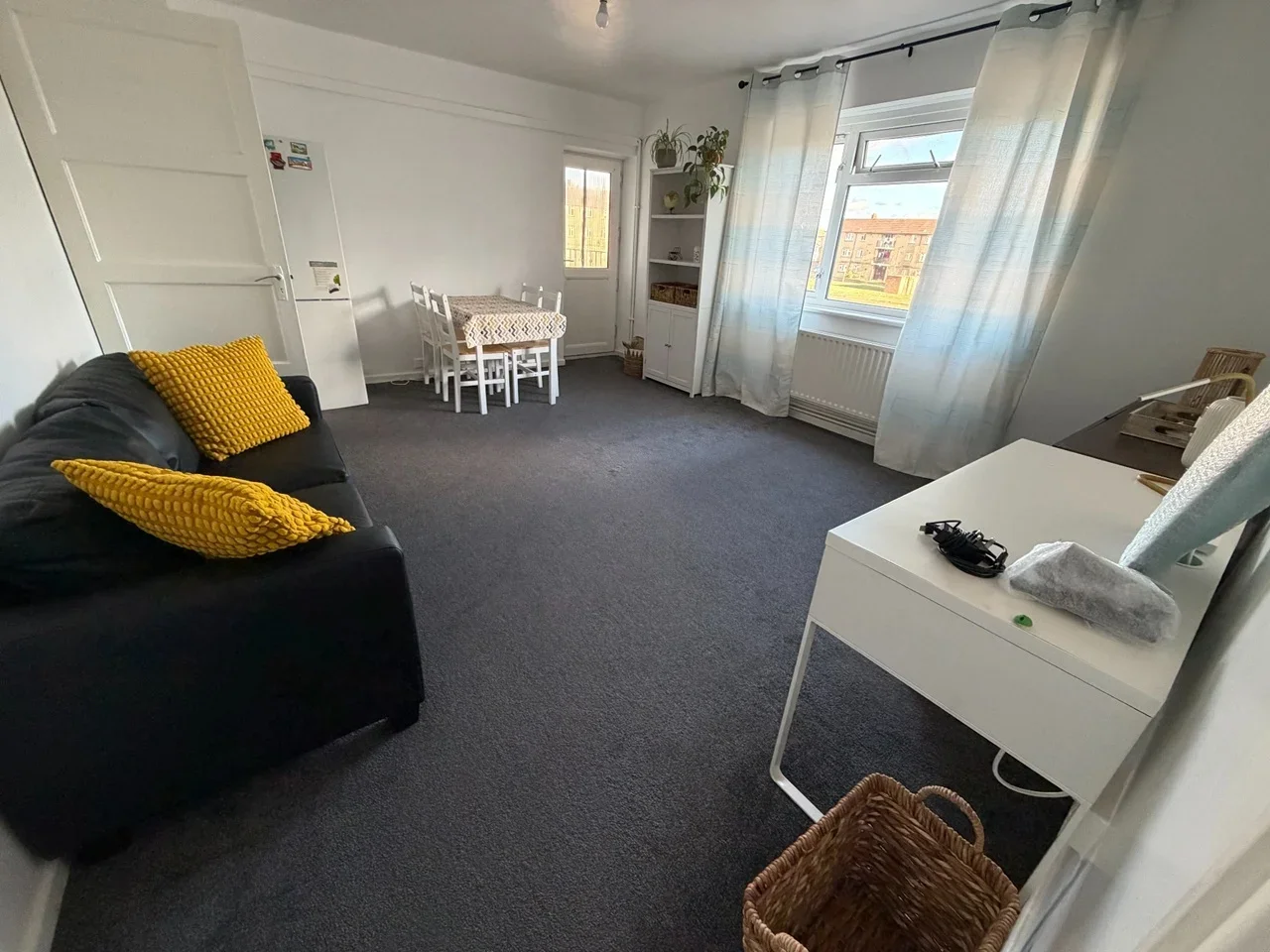 Flat Newhouse Avenue in Greater London