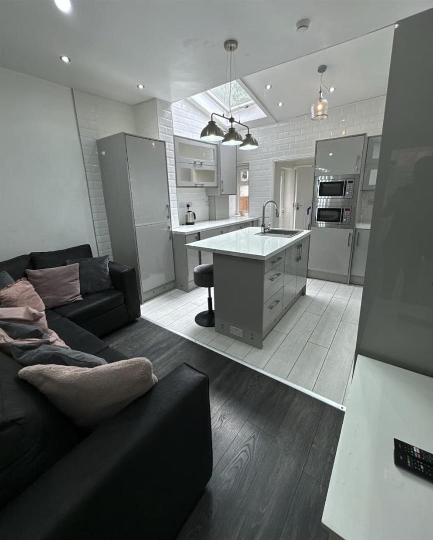 Room Daisy Road in Birmingham