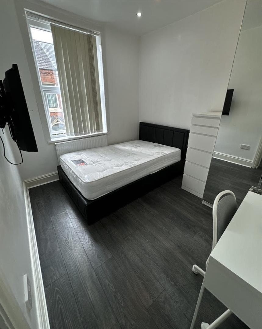 Room Daisy Road in Birmingham